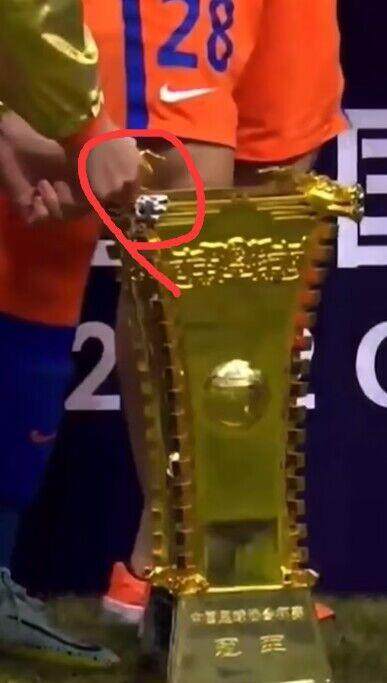 竞技宝-泰山夺冠掰坏奖杯 众将发文庆祝孙兴慜也来点赞